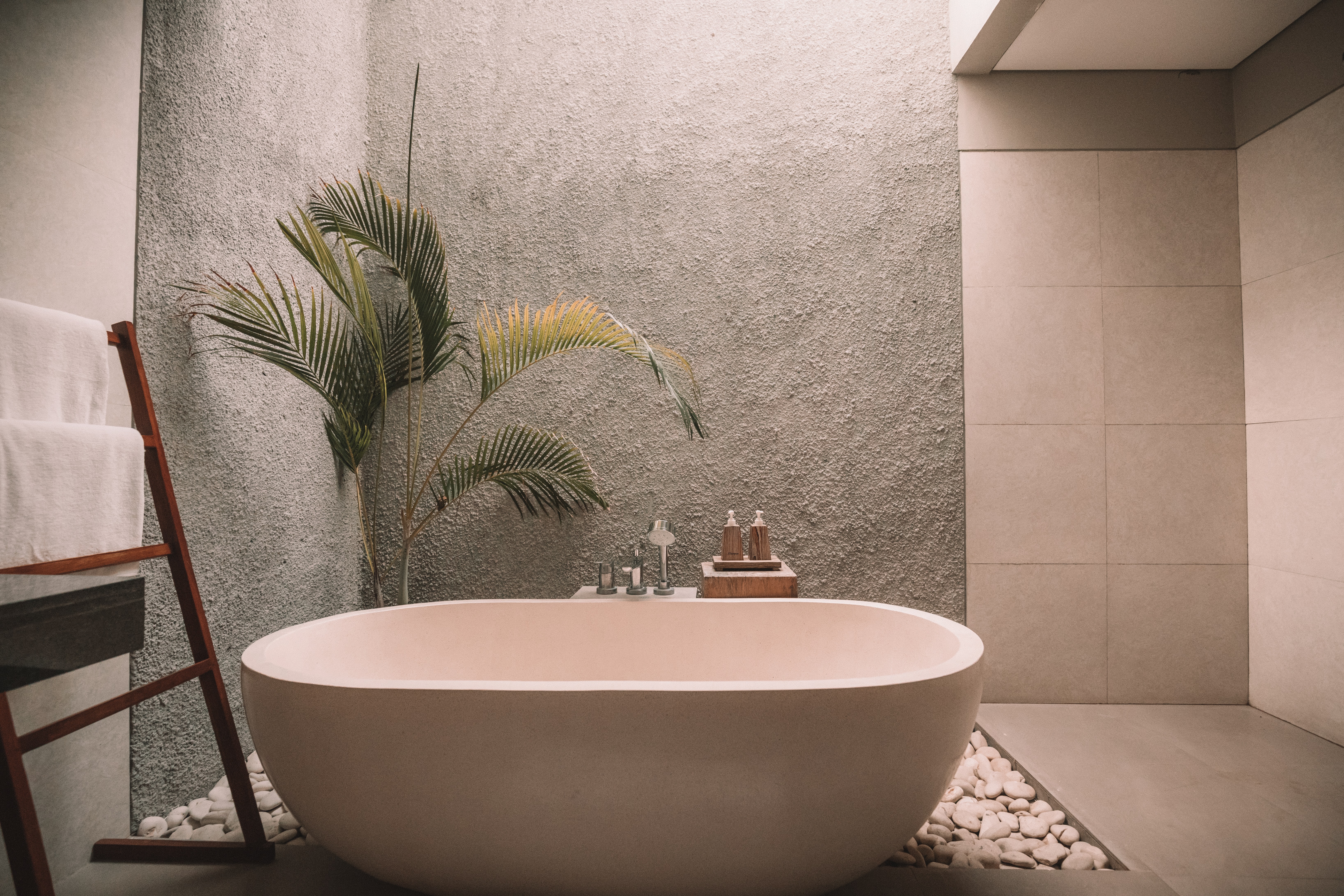 bathtub with palm trees